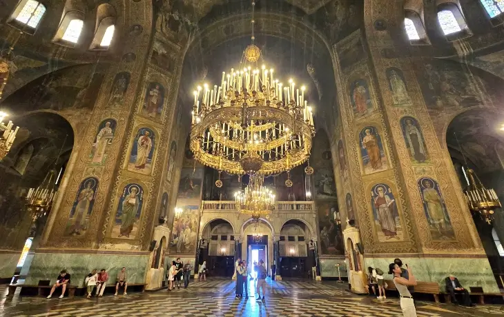 Alexander Nevsky Katedrali iç mekanda dev avize ve ikonalar Sofya